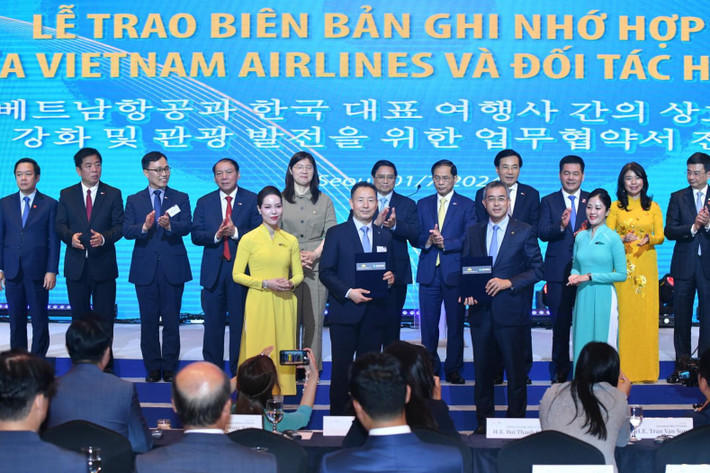 Trước đó, vào ngày 1.7, hãng đã trao Biên bản ghi nhớ hợp tác với 4 công ty du lịch tại Hàn Quốc. Theo đó, Vietnam Airlines sẽ phối hợp với các đối tác tăng cường xúc tiến đầu tư, du lịch hai chiều, hỗ trợ lẫn nhau trong các hoạt động quảng bá, tiếp thị và hợp tác sản phẩm, dịch vụ hàng không. Ảnh VNA Vietnam Airlines ghi dấu cột mốc 30 năm đường bay Việt Nam - Hàn Quốc -0
