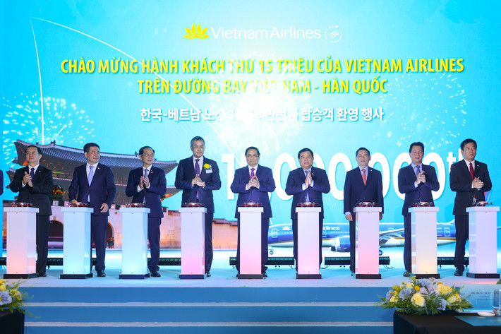 Nghi thức chào mừng 30 năm đường bay và hành khách thứ 15 triệu của Vietnam Airlines trên đường bay giữa Việt Nam. Hàn Quốc. Ảnh VNA Vietnam Airlines ghi dấu cột mốc 30 năm đường bay Việt Nam - Hàn Quốc -0
