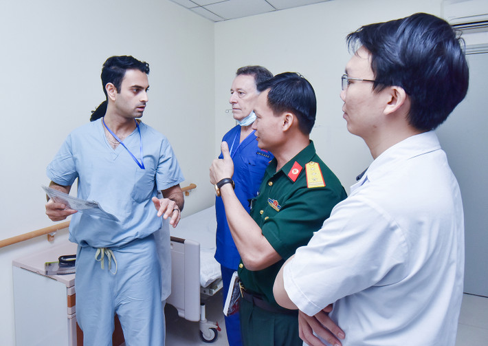 Cán bộ Bệnh viện Quân y 175 trao đổi về chuyên môn với đội ngũ y tế của Đoàn Operation Walk Chicago Cán bộ Bệnh viện Quân y 175 trao đổi về chuyên môn với đội ngũ y tế của Đoàn Operation Walk Chicago
