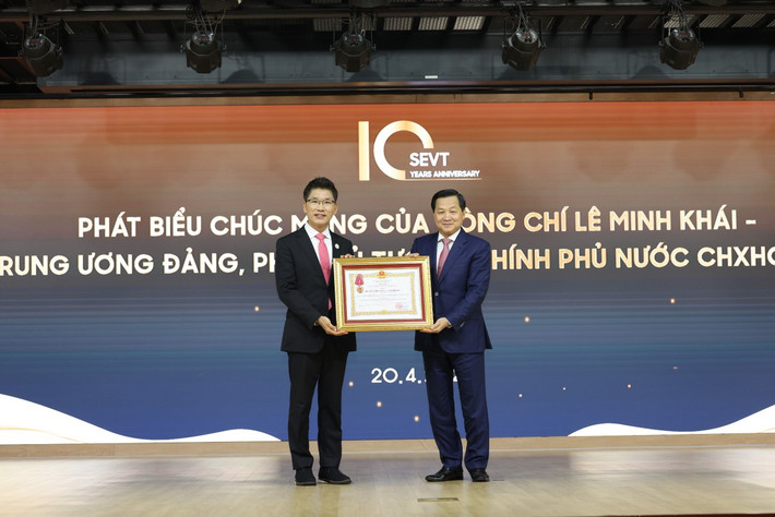Phó Thủ tướng Chính phủ Lê Minh Khái trao Huân chương Lao động hạng Ba cho Công ty Samsung Electronics Việt Nam Thái Nguyên Phó Chủ tịch Quốc hội Nguyễn Đức Hải dự Lễ kỷ niệm 10 năm thành lập Samsung Electronics Việt Nam Thái Nguyên