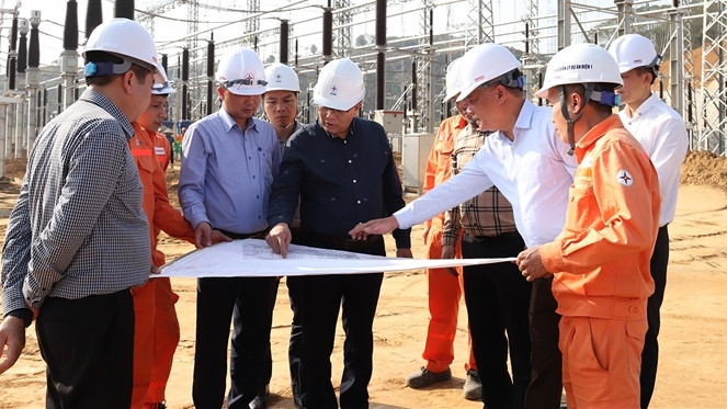 Lãnh đạo EVN và Ban Quản lý dự án Điện 1 nghe báo cáo tiến độ thi công Trạm biến áp 500kV Lào Cai và đường dây 220kV đấu nối. Ảnh: EVN Lãnh đạo EVN và Ban Quản lý dự án Điện 1 nghe báo cáo tiến độ thi công Trạm biến áp 500kV Lào Cai và đường dây 220kV đấu nối. Ảnh: EVN