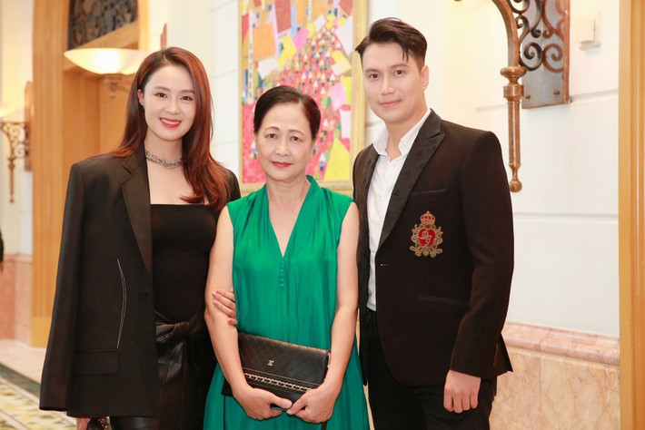 Trong phim, NSND Như Quỳnh (giữa) vào vai bà Giang - mẹ Hoàng, một người mẹ chồng tâm lý, luôn thấu hiểu con VFC ra mắt phim mới “Hành trình công lý” -0