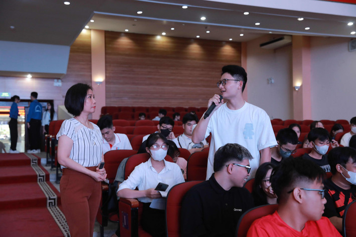 Phó Trưởng phòng Lao động, Tiền lương và BHXH, Sở Lao động, Thương binh và Xã hội TP. Hà Nội Nguyễn Thị Oanh giao lưu với sinh viên trong phần thuyết trình (Ảnh: Trường Đại học Thủy lợi) Sinh viên Đại học Thủy lợi được cung cấp thông tin pháp luật về lao động, BHXH, BHYT -0