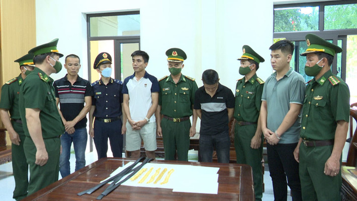 Các đối tượng cùng tang vật tại cơ quan chức năng Bắt nhóm đối tượng vận chuyển trái phép 4kg vàng qua Cửa khẩu Cầu Treo -0