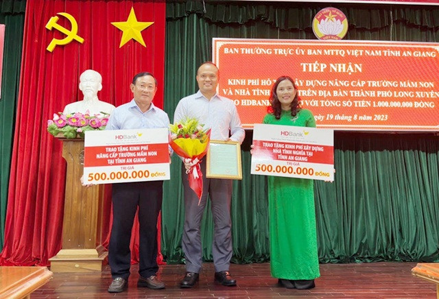 HDBank trao tặng kinh phí hỗ trợ nâng cấp trường mầm non và xây dựng nhà tình nghĩa ở TP. Long Xuyên cho Ban Thường trực Ủy ban Mặt trận Tổ quốc Việt Nam tỉnh An Giang (Tin tuyên truyền theo HĐ, kính nhờ Ban thư ký Báo Điện tử phát hành chiều hôm qua ngày 19.8)HDBank tiếp tục đồng hành cùng các hoạt động an sinh xã hội tại tỉnh An Giang -0