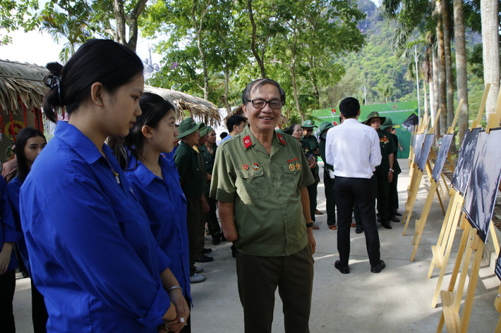 Cựu chiến binh Nguyễn Xuân Bách và các đoàn viên thanh niên tại triển lãm "Kiêu hãnh Trường Sơn". Ảnh: K.T. Điều đẹp nhất gửi cung đường Trường Sơn -0