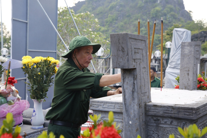 Cựu chiến binh thắp nén nhang tri ân đồng đội và các chiến sĩ đã ngã xuống. Ảnh: K.T. Điều đẹp nhất gửi cung đường Trường Sơn -0