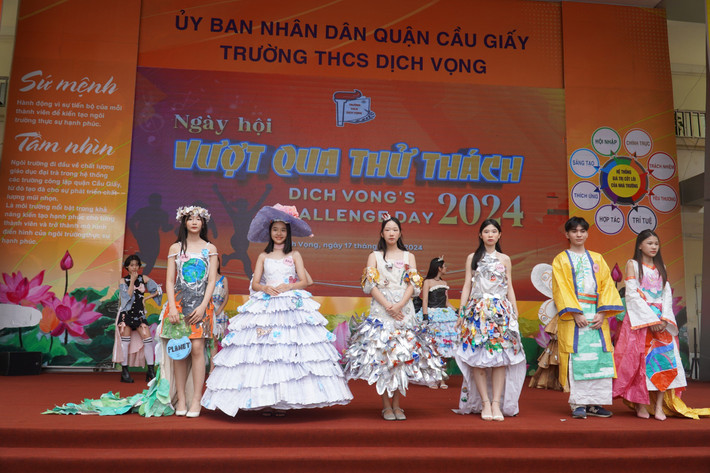 Sáng tạo với thời trang tái chế theo chủ đề “Sức sống từ phế liệu” Thúc đẩy sự phát triển toàn diện của học sinh -0