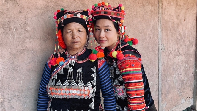 Nhà báo Bông Mai (phải) trong hành trình 99 ngày xuyên Việt Nhà báo Bông Mai (phải) trong hành trình 99 ngày xuyên Việt