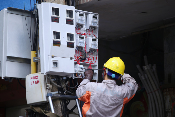 Công nhân điện lực Hải Dương đang tiến hành lắp đặt công tơ điện tử Công nhân Điện lực Hải Dương đang tiến hành lắp đặt công tơ điện tử