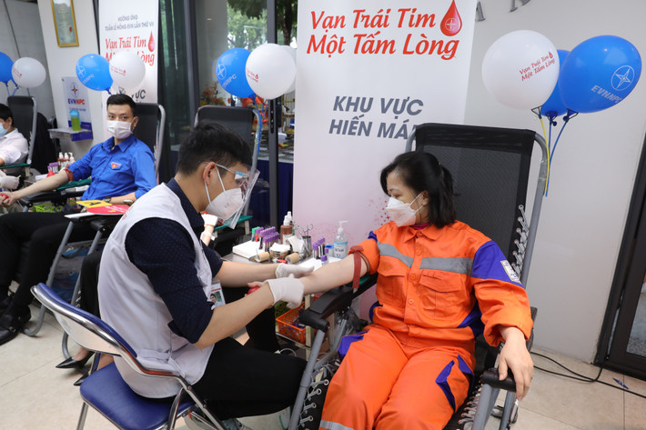 Cán bộ công nhân viên và Đoàn viên thanh niên EVNNPC tham gia hiến máu Tuần lễ hồng EVN lần thứ VII Cán bộ công nhân viên và Đoàn viên thanh niên EVNNPC tham gia hiến máu Tuần lễ hồng EVN lần thứ VII