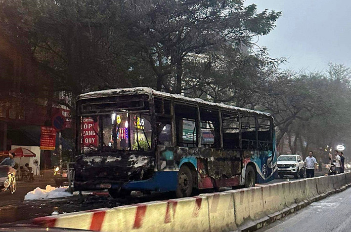 Hiện trường vụ việc Hà Nội: Xe buýt cháy trơ khung lúc rạng sáng -0