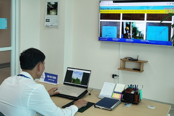 Chuyên viên Điện lực Hòa Bình vận hành phần mềm giám sát an toàn lao động Chuyên viên Điện lực Hòa Bình vận hành phần mềm giám sát an toàn lao động.