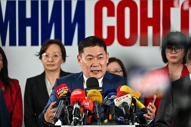 Thủ tướng Mông Cổ, ông Luvsannamsrain Oyun-Erdene trong cuộc họp báo tuyên bố chiến thắng của đảng Nhân dân Mông Cổ (MPP) tại thủ đô Ulaanbaatar, ngày 29.6.2024. Ảnh: Aaljazeera.com/TTXVN Tổng Bí thư Nguyễn Phú Trọng gửi Điện chúc mừng Chủ tịch Đảng Nhân dân Mông Cổ -0