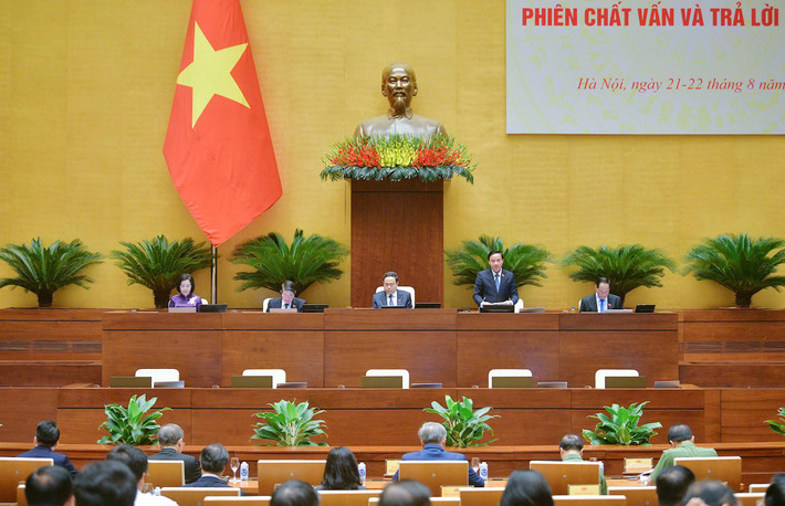 Phó Chủ tịch Quốc hội Nguyễn Khắc Định điều hành phiên chất vấn và trả lời chất vấn. Ảnh: Hồ Long Uỷ ban Thường vụ Quốc hội tiếp tục phiên chất vấn tại Phiên họp thứ 36 -0