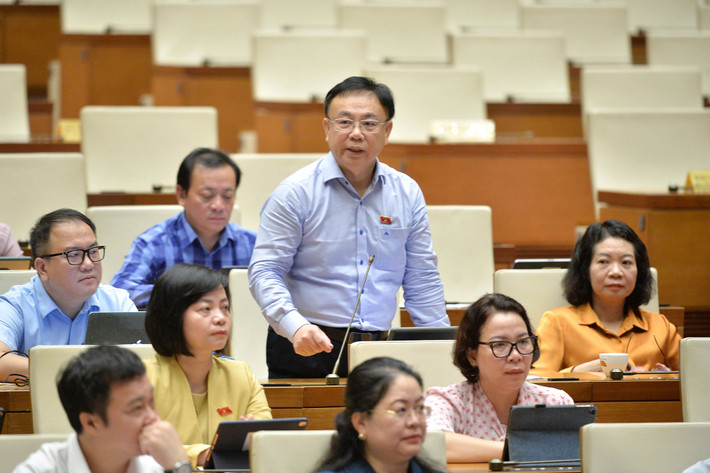 ĐBQH Nguyễn Công Long (Đồng Nai) chất vấn. Ảnh: Hồ Long Ủy ban Thường vụ Quốc hội tiếp tục phiên chất vấn tại Phiên họp thứ 36 -0