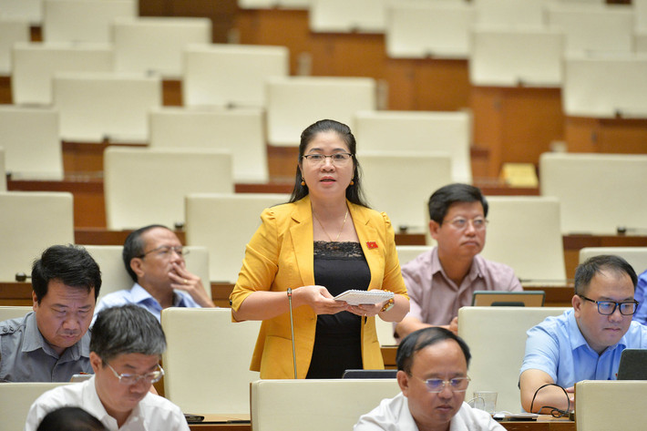 ĐBQH Leo Thị Lịch (Bắc Giang) chất vấn. Ảnh: Hồ Long Ủy ban Thường vụ Quốc hội tiếp tục phiên chất vấn tại Phiên họp thứ 36 -0
