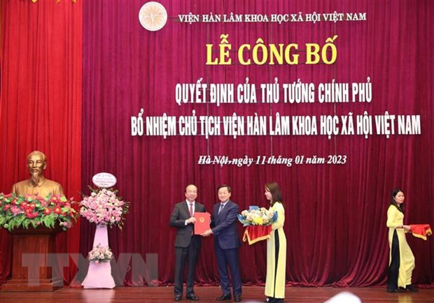 Thừa ủy quyền, Phó Thủ tướng Chính phủ Lê Minh Khái trao Quyết định của Thủ tướng Chính phủ bổ nhiệm Chủ tịch Viện Hàn lâm Khoa học xã hội Việt Nam cho ông Phan Chí Hiếu. (Ảnh: Hoàng Hiếu/TTXVN) Công bố quyết định bổ nhiệm Chủ tịch Viện Hàn lâm Khoa học xã hội Việt Nam -0
