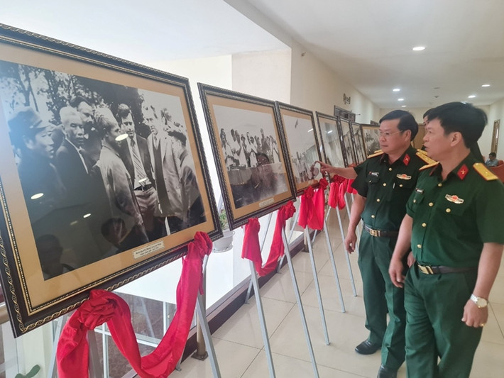Đại biểu tham quan không gian trưng bày hình ảnh, tư liệu về hoạt động của Chính phủ cách mạng lâm thời Cộng hòa miền Nam Việt Nam. Ảnh: Hoàng Oanh Vai trò của Chính phủ Cách mạng lâm thời Cộng hòa miền Nam Việt Nam -0
