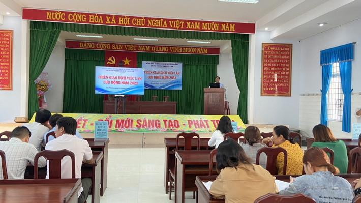 Để hỗ trợ lao động thất nghiệp, ngành chức năng tỉnh Bình Định thường xuyên tổ chức các phiên giao dịch việc làm. Nguồn: ITN Bình Định: Triển khai nhiều giải pháp hỗ trợ lao động thất nghiệp -0