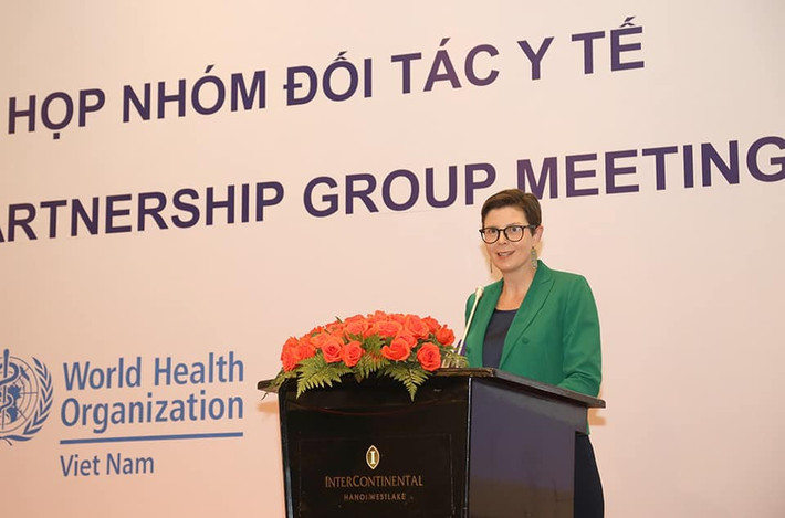 Bà Angela Pratt, Trưởng đại diện Tổ chức Y tế thế giới (WHO) tại Việt Nam phát biểu tại cuộc họp Trưởng đại diện WHO tại Việt Nam: Y tế Việt Nam đã có những tiến bộ
