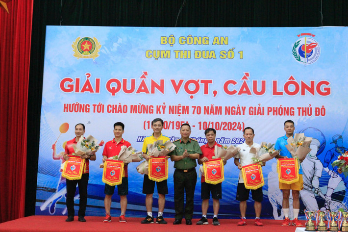 Ban Tổ chức trao giải thưởng, chúc mừng các đội tuyển. Đẩy mạnh xây dựng mô hình sáng tạo, gương điển hình tiên tiến -0