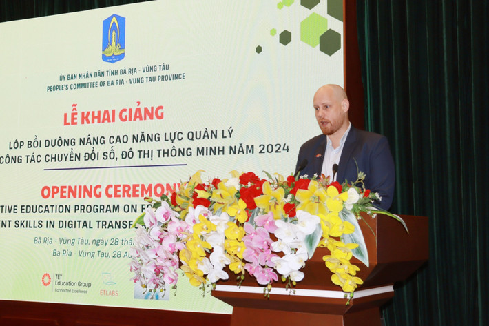Chuyên gia đầu ngành về chuyển đổi số của Australia truyền đạt nội dung tại khóa học Chuyên gia đầu ngành về chuyển đổi số của Australia truyền đạt nội dung tại khóa học