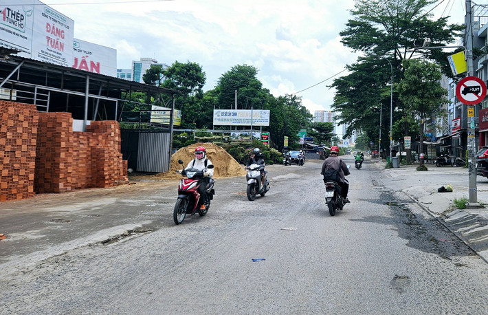Đường Nguyễn Hoàng tại dự án hạ tầng kỹ thuật chính Khu đô thị An Phú còn 11 trường hợp chưa hoàn tất bồi thường. (Ảnh: Thạc Hiếu) Đường Nguyễn Hoàng tại dự án hạ tầng kỹ thuật chính Khu đô thị An Phú còn 11 trường hợp chưa hoàn tất bồi thường. (Ảnh: Thạc Hiếu)