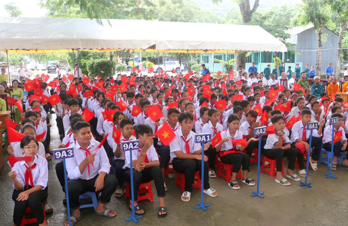 Các em học sinh trường THCS An Tức, huyện Tri Tôn dự lễ khai giảng năm học mới Kiên Giang: Hàng trăm nghìn học sinh miền Tây bước vào năm học mới