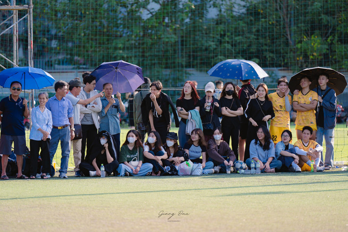 Khán giả cổ vũ trận tứ kết giữa FC Thanh Giang và FC Thanh Chi Bế mạc Giải bóng đá Thanh Chương Open lần thứ XI năm 2023 -0