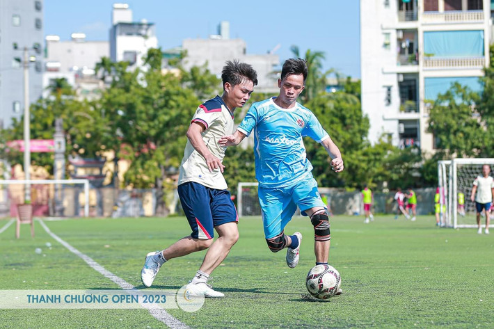 Pha tranh chấp bóng giữa cầu thủ của FC Ngọc Sơn và FC Thanh Long Bế mạc Giải bóng đá Thanh Chương Open lần thứ XI năm 2023 -0
