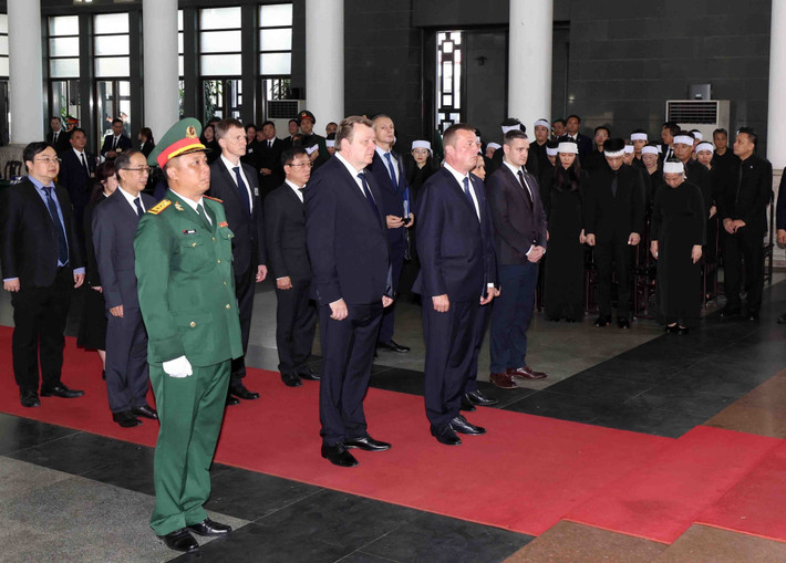 Đoàn Cộng hòa Belarus do Phó Chủ tịch Hội đồng Cộng hòa Belarus Siarhei Khamenka làm Trưởng đoàn viếng Tổng Bí thư Nguyễn Phú Trọng. Ảnh: TTXVN Niềm tiếc thương sâu sắc của lãnh đạo các nước tiễn biệt Tổng Bí thư Nguyễn Phú Trọng -0