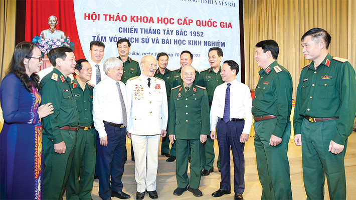 Các đại biểu và nhân chứng lịch sử tại hội thảo "Chiến thắng Tây Bắc 1952 - Tầm vóc lịch sử và bài học kinh nghiệm". Ảnh: Khánh Toàn Chiến dịch Tây Bắc - Thắng lợi mang tầm chiến lược -0