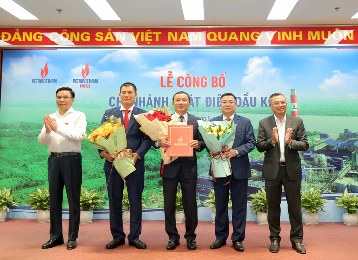 Chủ tịch HĐTV Petrovietnam Hoàng Quốc Vượng và Tổng Giám đốc Petrovietnam Lê Mạnh Hùng trao quyết định cho Ban Lãnh đạo Chi nhánh PVPGB Công bố thành lập Chi nhánh Phát điện Dầu khí -0