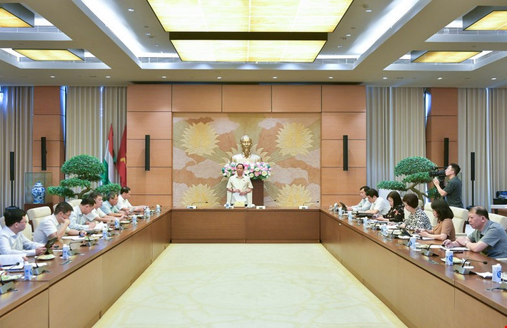 Quang cảnh cuộc họp. Ảnh: H.Ngọc toàn cảnh cuộc họp - Ảnh H.Ngọc