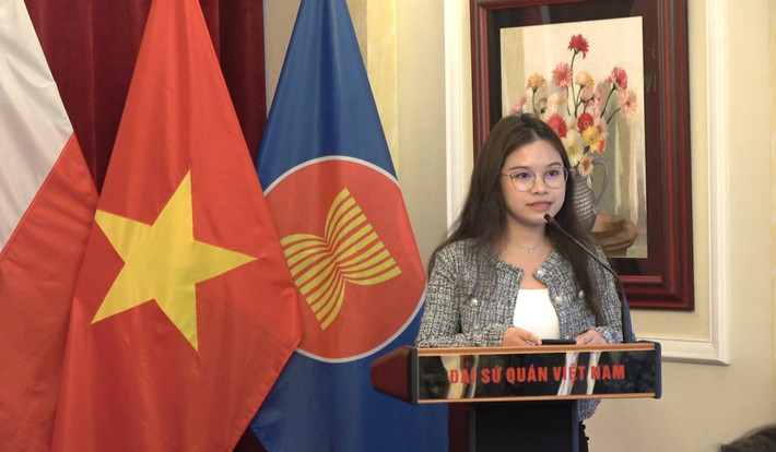 Đại diện các hội, đoàn người Việt Nam tại Ba Lan phát biểu ý kiến Phó Chủ tịch Quốc hội, Thượng tướng Trần Quang Phương gặp gỡ đại diện cộng đồng người Việt Nam tại Ba Lan