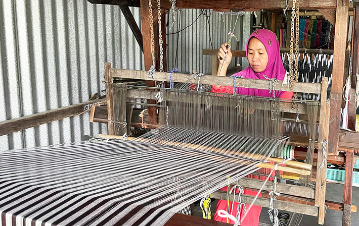 Khích lệ đồng bào dân tộc thiểu số sáng tạo sản phẩm thủ công truyền thống ảnh 1 Nghề dệt thổ cẩm của người Chăm ở An Giang vẫn giữ nguyên kỹ thuật thủ công truyền thống - Ảnh: Mỹ Hạnh