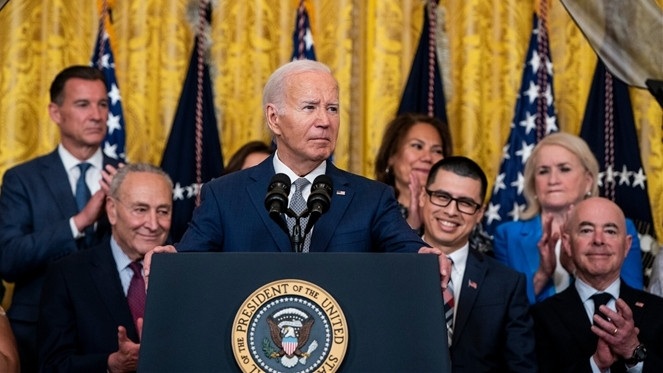 Tổng thống Mỹ Joe Biden phát biểu trong lễ kỷ niệm 12 năm chương trình Tạm hoãn trục xuất trẻ nhập cư bất hợp pháp (DACA) tại Nhà Trắng, ngày 18.6.2024. Ảnh: AP Tổng thống Mỹ Joe Biden phát biểu trong lễ kỷ niệm 12 năm chương trình Tạm hoãn trục xuất trẻ nhập cư bất hợp pháp (DACA) tại Nhà Trắng. Ngày 18.6.2024. Ảnh: AP