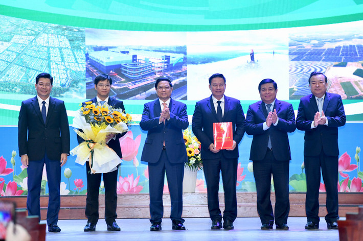Thủ tướng Phạm Minh Chính trao Quyết định công bố quy hoạch cho đại diện lãnh đạo tỉnh Tây Ninh 3.jpg -0
