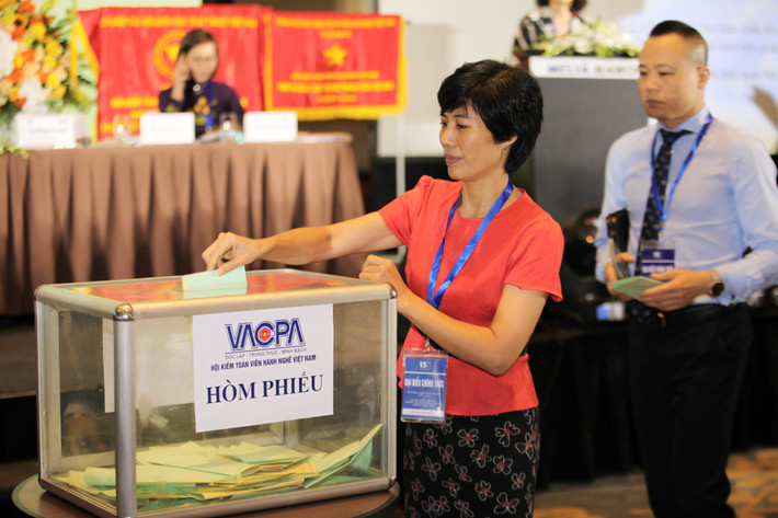 Các đại biểu bầu Ban Chấp hành nhiệm kỳ V 2020-2025 Ảnh: Hồ Long Các đại biểu bầu Ban Chấp hành nhiệm kỳ V 2020-2025 Ảnh: Hồ Long