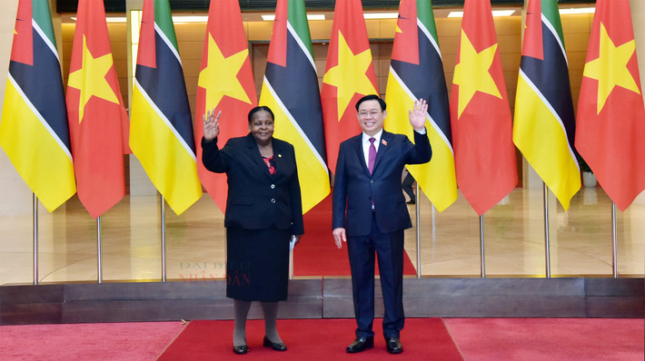 Chủ tịch Quốc hội Vương Đình Huệ và Chủ tịch Quốc hội Cộng hoà Mozambique Esperanca Laurinda Francisco Nhiuane Bias. Ảnh: Lâm Hiển Chủ tịch Quốc hội Vương Đình Huệ: Đưa hợp tác nghị viện trở thành trụ cột quan trọng trong quan hệ Việt Nam – Mozambique