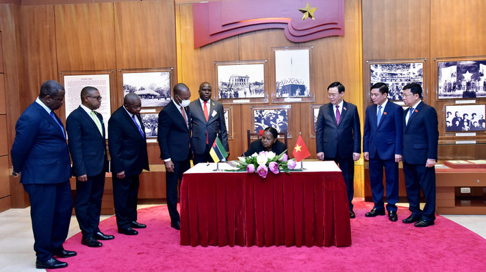 Chủ tịch Quốc hội Cộng hoà Mozambique Esperanca Laurinda Francisco Nhiuane Bias ký Sổ vàng lưu niệm. Ảnh: Lâm Hiển Chủ tịch Quốc hội Vương Đình Huệ: Đưa hợp tác nghị viện trở thành trụ cột quan trọng trong quan hệ Việt Nam – Mozambique