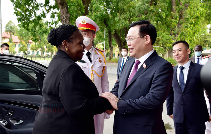 Chủ tịch Quốc hội Vương Đình Huệ đón Chủ tịch Quốc hội Cộng hoà Mozambique Esperanca Laurinda Francisco Nhiuane Bias. Ảnh: Lâm Hiển Chủ tịch Quốc hội Vương Đình Huệ: Đưa hợp tác nghị viện trở thành trụ cột quan trọng trong quan hệ Việt Nam – Mozambique -0
