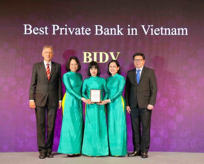 Đại diện BIDV nhận giải “Best Private Banking Services in Vietnam” BIDV nhận “cú đúp” giải thưởng uy tín trong lĩnh vực ngân hàng bán lẻ -0
