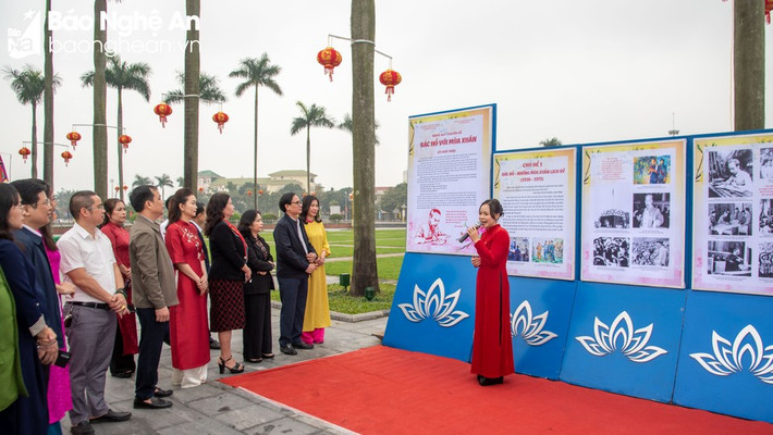 Đại biểu tham quan trưng bày chuyên đề “Bác Hồ với mùa Xuân”. Ảnh: Minh Quân Trưng bày chuyên đề