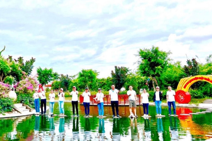 Du khách chụp hình tại hồ Thiên Cảnh trong khu tham quan Điện mặt trời An Hảo Du lịch ở khu tham quan Điện mặt trời An Hảo dịp Lễ Quốc khánh 2.9