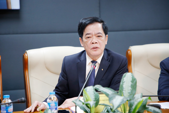 TS. Nhà báo Nhị Lê