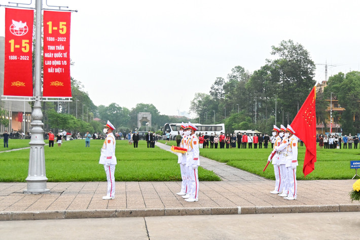 Trang nghiêm lễ thượng cờ tại quảng trường Ba Đình nhân dịp 47 năm ngày thống nhất đất nước ảnh 25 Trang nghiêm lễ thượng cờ tại quảng trường Ba Đình nhân dịp 47 năm ngày thống nhất đất nước -0