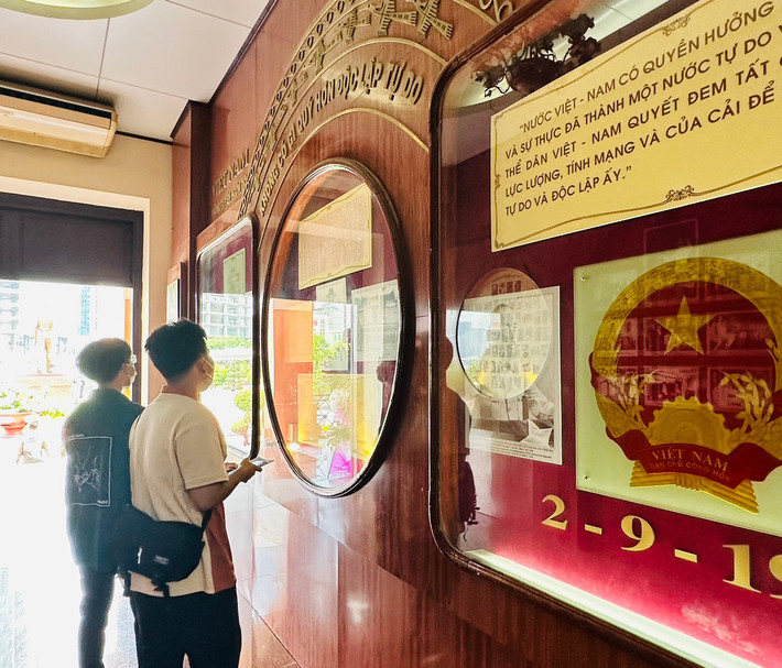 Học sinh tìm hiểu cuộc đời và sự nghiệp của Bác thông qua hình ảnh, tư liệu được trưng bày Hình ảnh Bác Hồ tại nơi Người ra đi tìm đường cứu nước 112 năm trước -0
