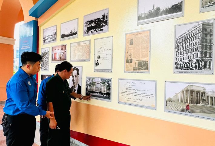 Tìm hiểu cuộc đời và sự nghiệp của Bác thông qua hình ảnh, tư liệu được trưng bày Hình ảnh Bác Hồ tại nơi Người ra đi tìm đường cứu nước 112 năm trước -3